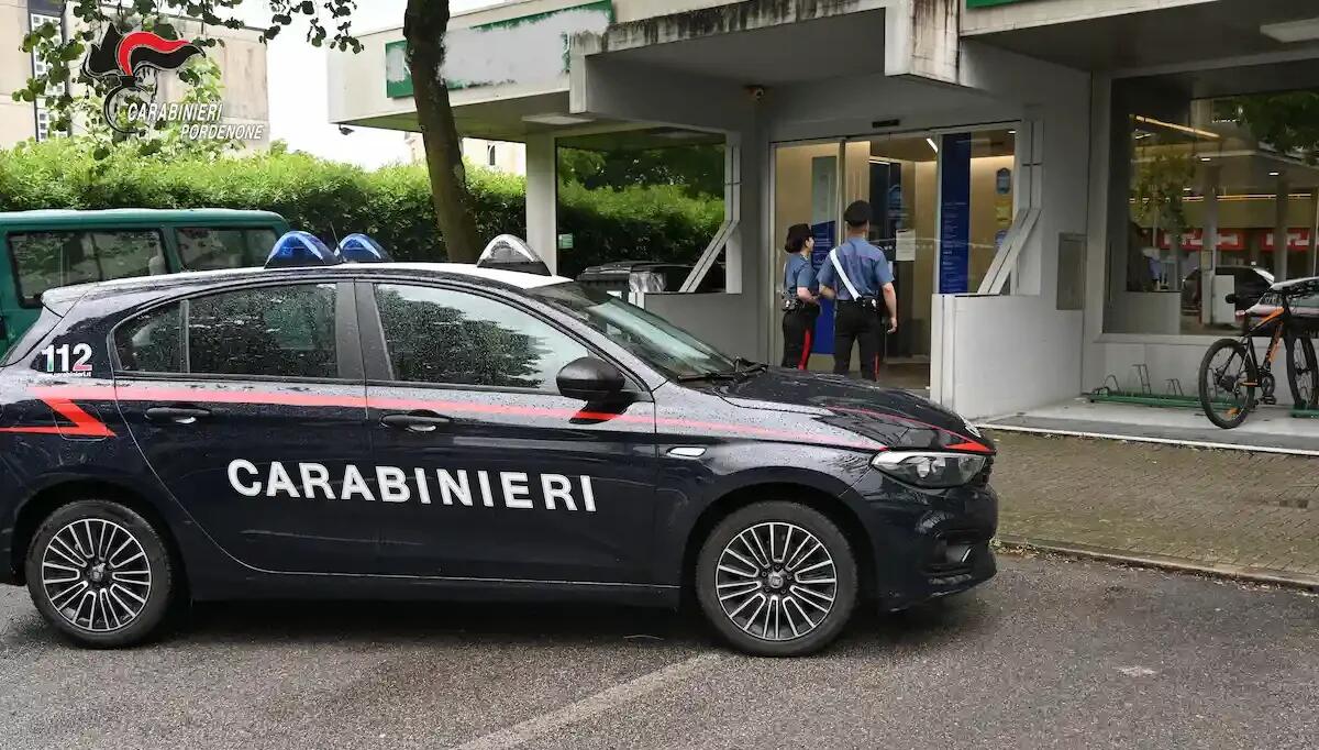 72enne trova 3000 euro in una busta e li consegna ai Carabinieri: rintracciata la proprietaria - 