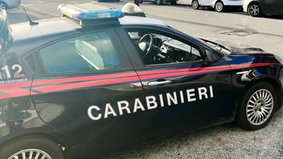 Laboratorio illegale in un garage, contraffazione di capi griffati: denunciata una coppia di pensionati - 