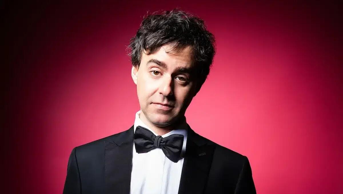 Luca Ravenna in Friuli con “Flamingo”: risate e riflessioni tra sogni e robot -