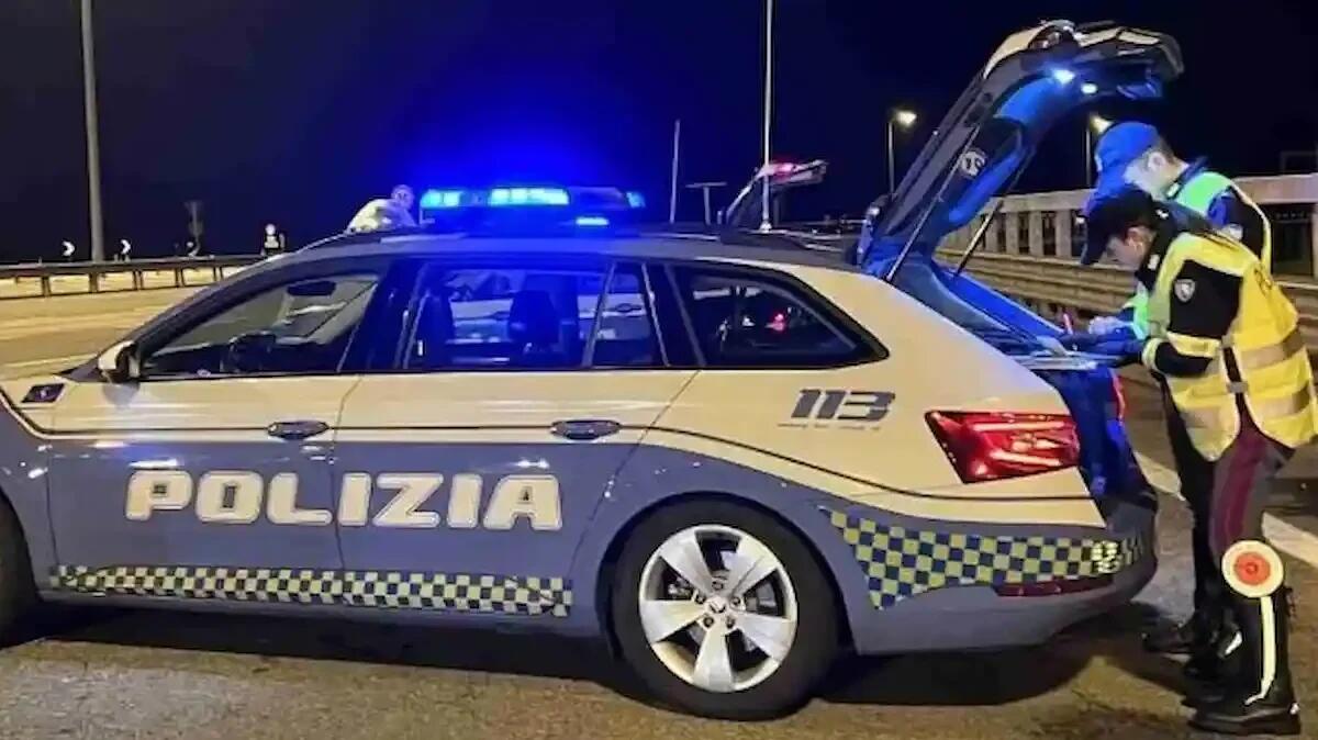 Paura sulla A28, un 84enne percorre 17 km contromano: intervento della polizia stradale - 