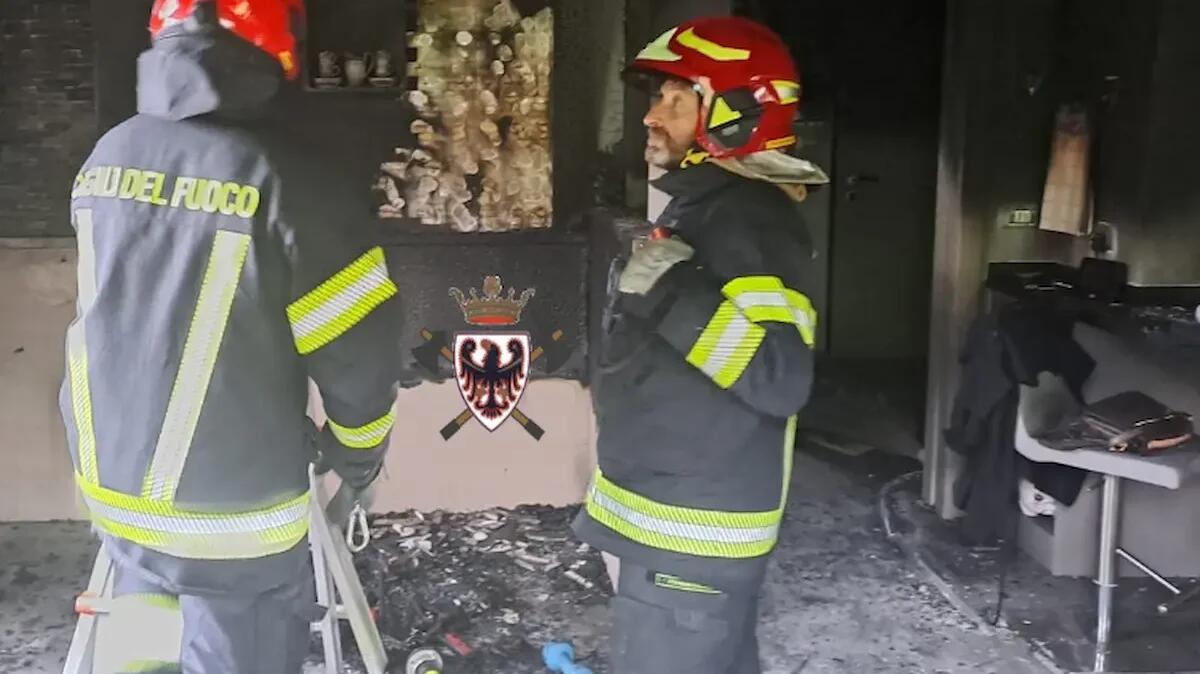 20enne incendia la casa dopo la lite con l'ex: madre e figlia si salvano in tempo, appartamento distrutto - 