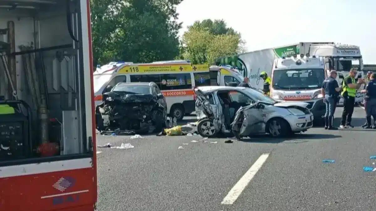 Terribile scontro in autostrada: padre e figlio di 8 anni muoiono sul colpo, gravissime la madre e l’altra figlia - 