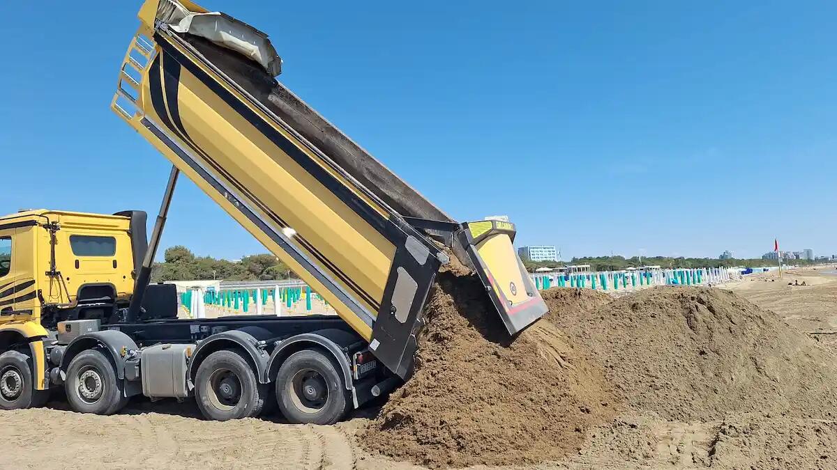 Lignano Pineta recupera 2.000 tonnellate di sabbia: economia circolare in azione -