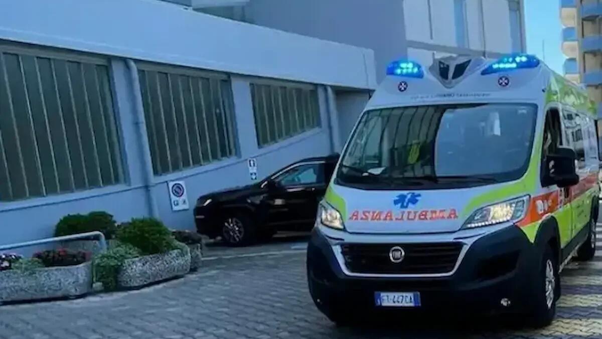 Tragedia in pieno centro, precipita dal settimo piano di un condominio: morto sul colpo un uomo - 