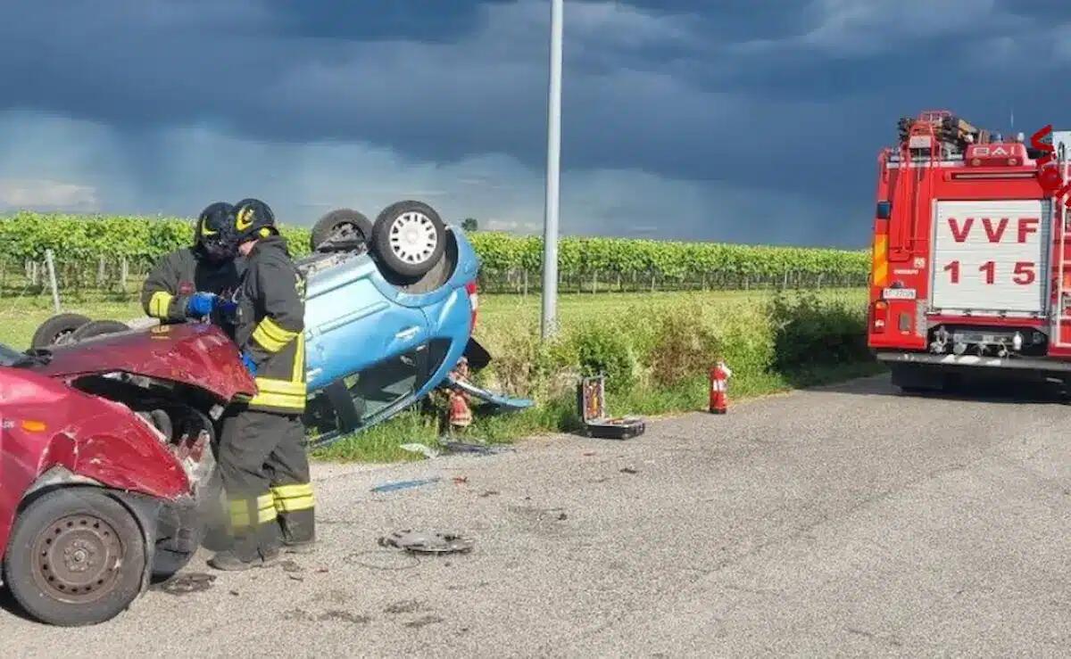 Due auto si scontrano, una si ribalta: conducente incastrato nel veicolo - 
