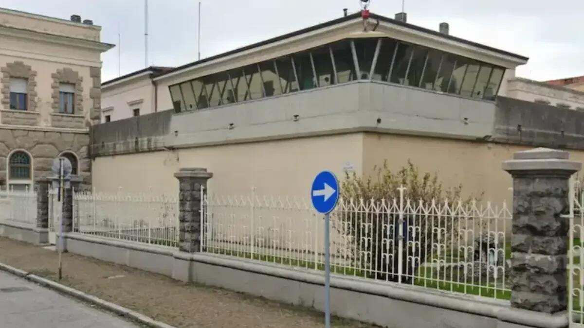 Carcere di Udine, detenuto ex pugile prende a pugni e afferra al collo gli agenti: tre poliziotti feriti - 