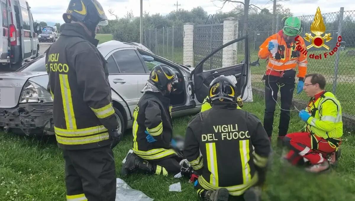 Auto sbanda e finisce fuori strada: tre feriti, uno elitrasportato d'urgenza, è grave - 