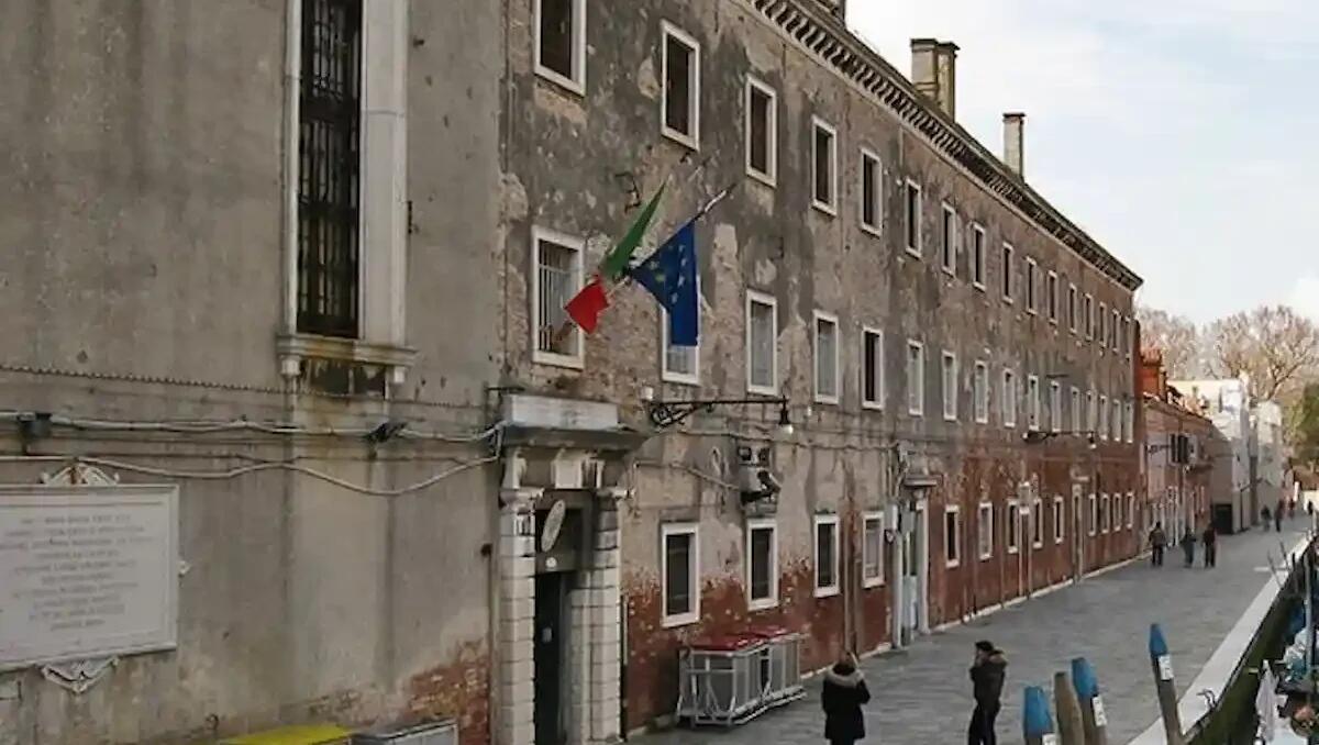 Aggressione in carcere, tre agenti feriti da una detenuta: prognosi di 20 giorni per uno di loro - 