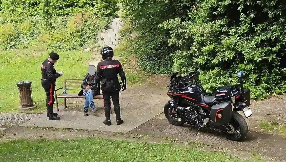 Beccato a defecare in pieno giorno nel bel mezzo del parco, vicino ai bimbi: multato 26enne - 