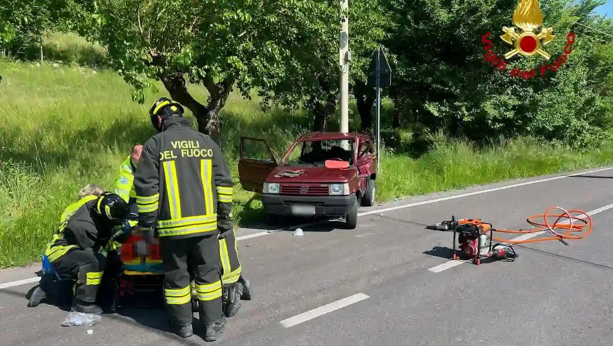 Terribile scontro tra due auto: anziano muore sul colpo, ferito l'altro conducente - 