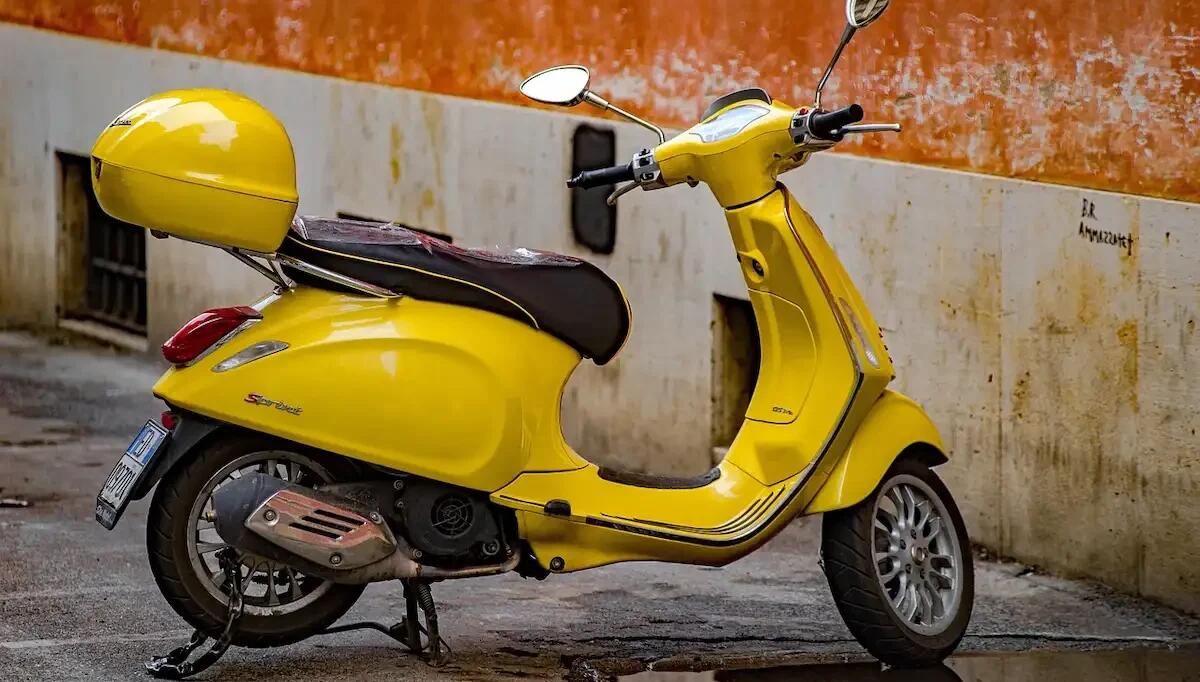 Furto in pieno giorno nella periferia di Udine: rubata una Vespa - 
