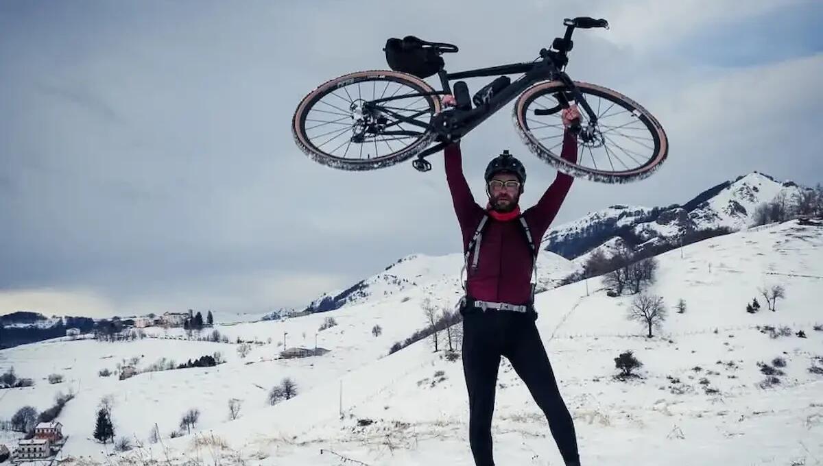Malore fatale durante una pedalata in collina: perde la vita il fotografo 50enne Gianluca Menti - 