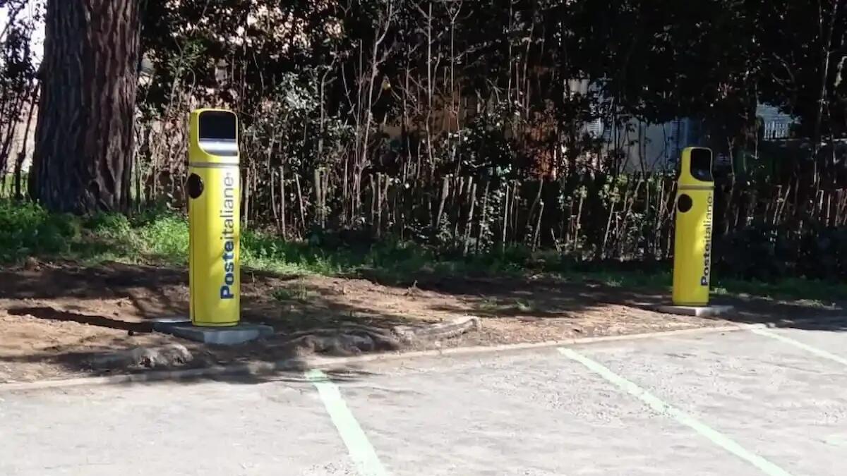 Arrivano le prime colonnine di Poste Italiane per la ricarica elettrica: il progetto e dove trovarle - 