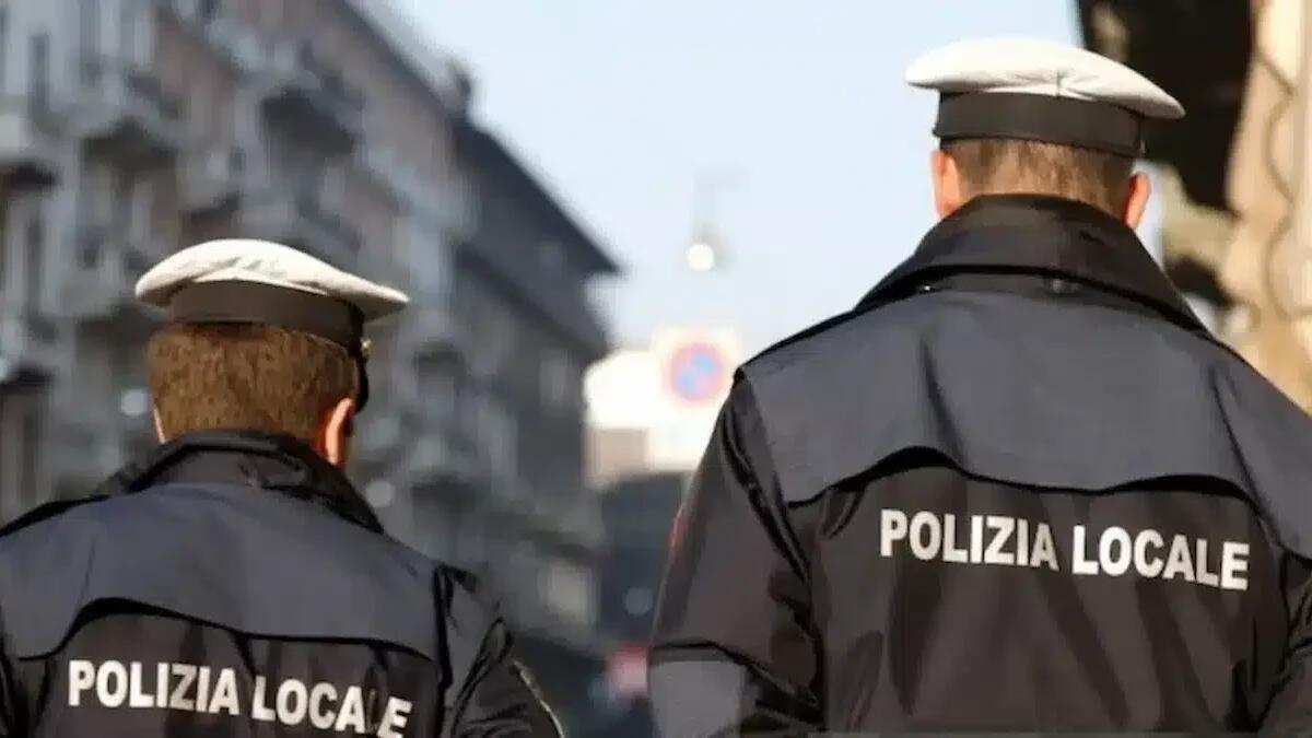 Anziano sbaglia la manovra ed entra col Suv in panificio: sfondata la vetrata - 