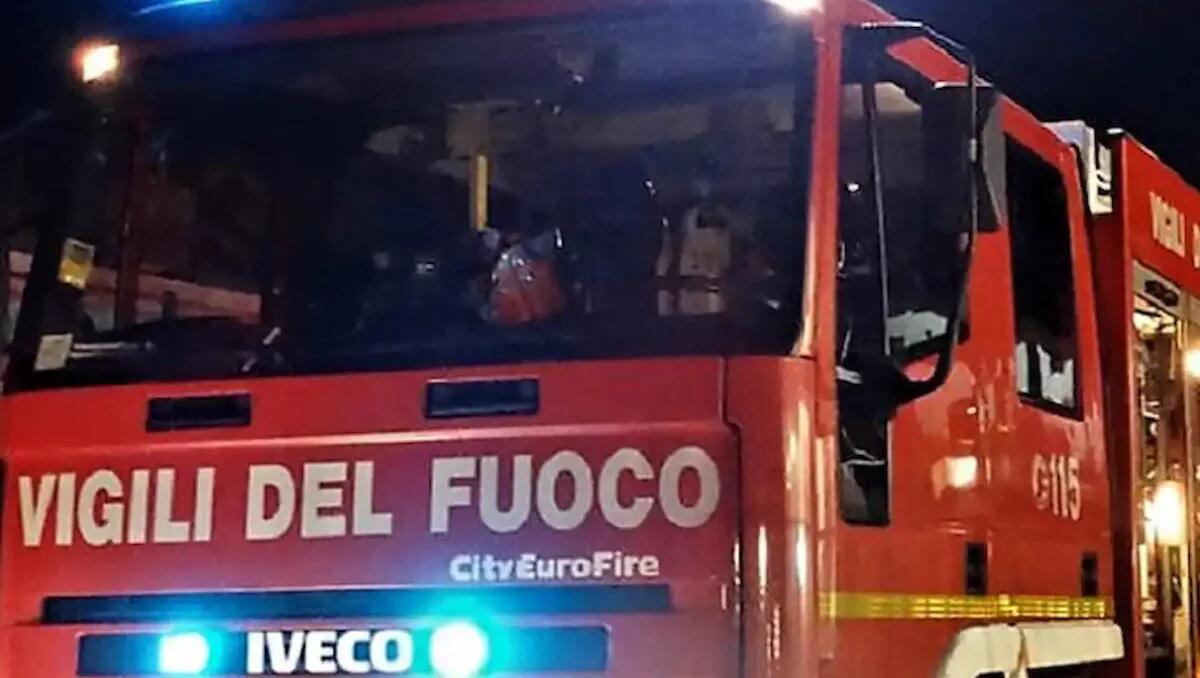 Furgone in fiamme nella notte, ipotesi incendio doloso - 