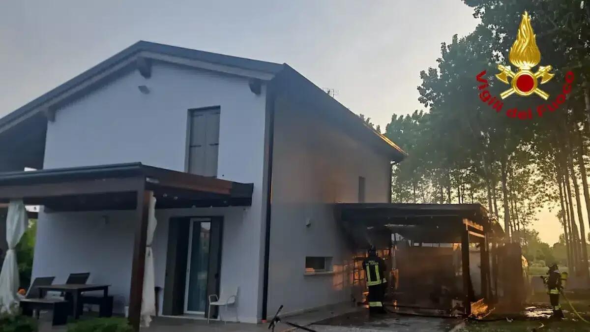 Esplode una bombola di gas in veranda: un uomo ustionato e colpito da schegge, tettoia distrutta - 