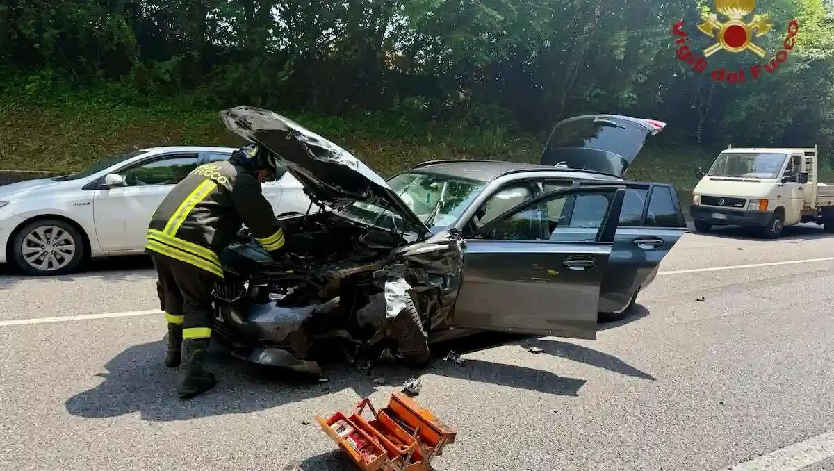 Tremendo scontro tra due auto: feriti madre e figlio - 