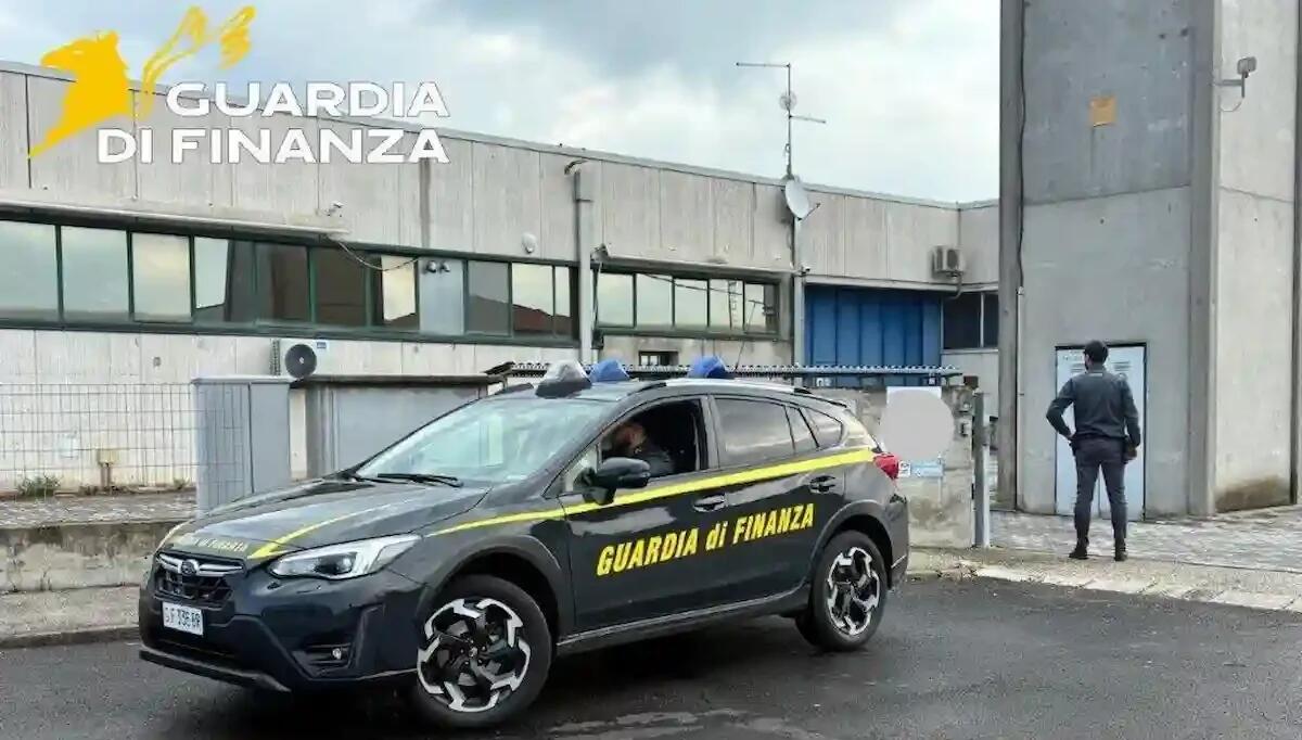 Scoperta rete milionaria di frodi fiscali e riciclaggio nel tessile, sequestri per 7 milioni di euro - 