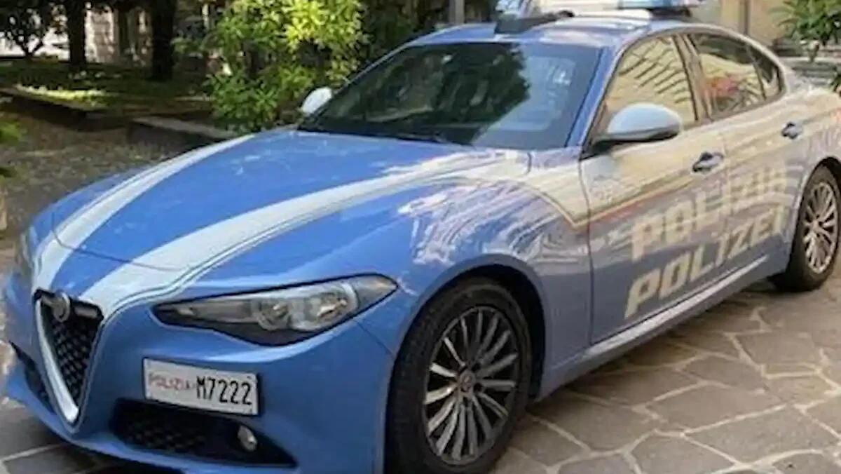 Picchia la moglie, lei chiama la polizia: il marito aggredisce un agente e tenta di sottrargli la pistola - 