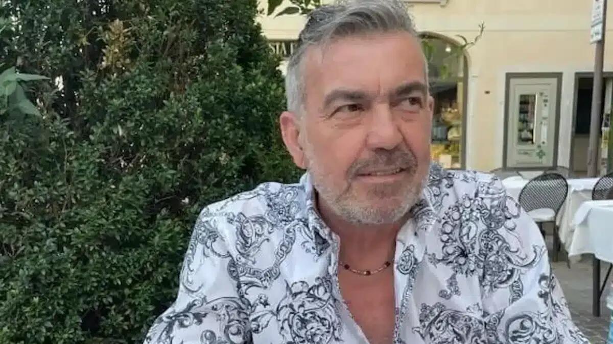 Non si presenta al lavoro, i colleghi lo cercano a casa: trovato morto in una pozza di sangue - 