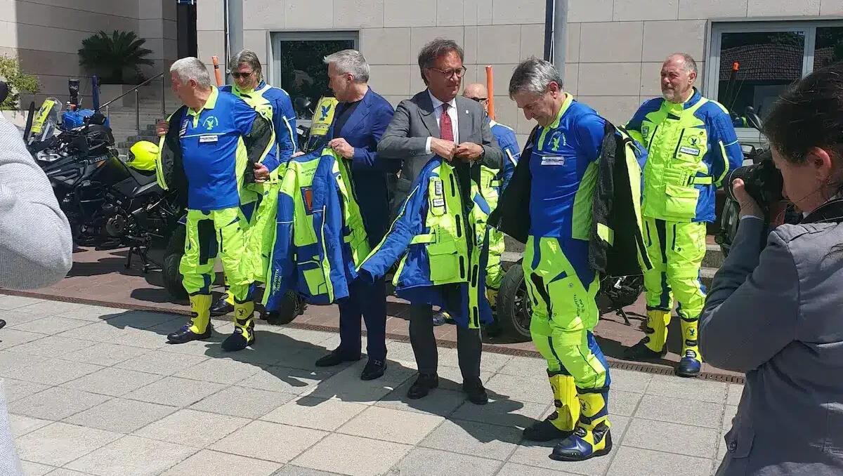 I Volontari della Motostaffetta Friulana vestono il nuovo abbigliamento IOSONOFVG per il Giro d’Italia - 