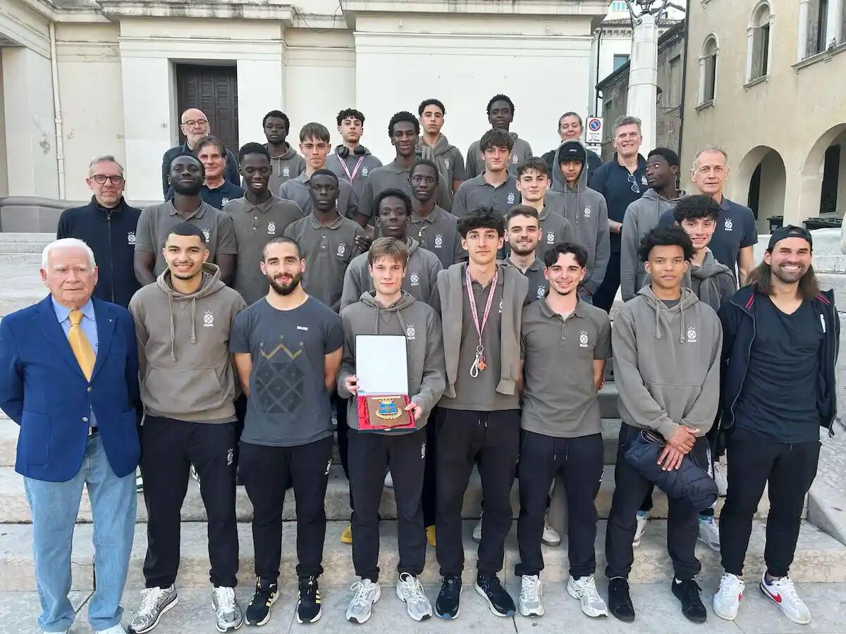 I giovani della Dinamis FC al Giro d’Italia: volontariato e sport per il futuro -