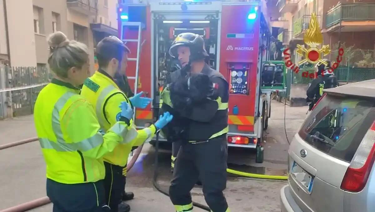 Paura in condominio, le fiamme divampano da un appartamento: solo lievi ferite per il residente - 