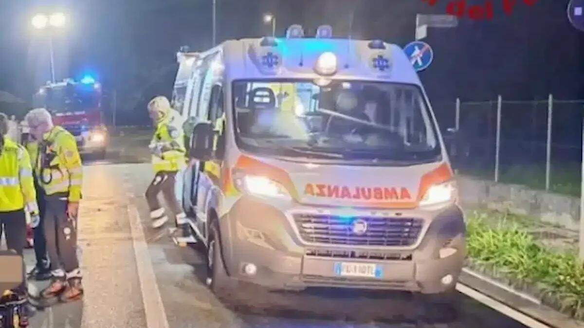 Auto finisce nel fosso e prende fuoco: due giovani bloccati all’interno, i passanti spengono l'incendio - 