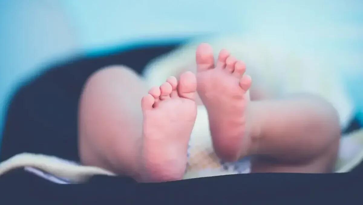Neonato seviziato dal padre 22enne per avere sussidi: "Gli infilava le dita in bocca e gli schiacciava il petto" - 