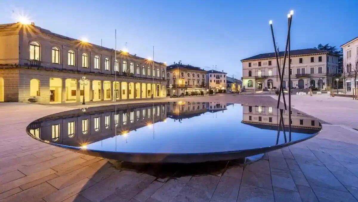 Si spogliano e si tuffano: fontana trasformata in piscina - 
