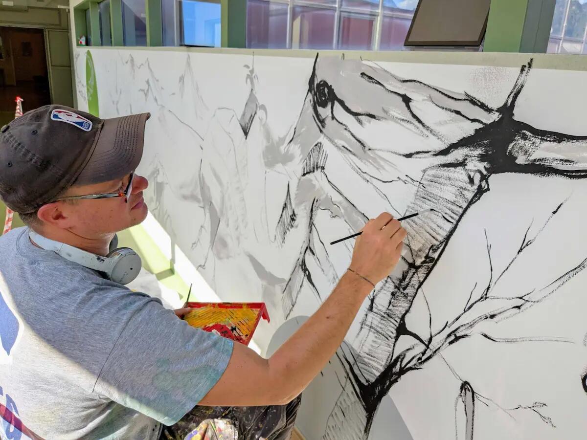 La Carnia celebra l’Europa con un nuovo murale di Roberto Candotti a Tolmezzo - 