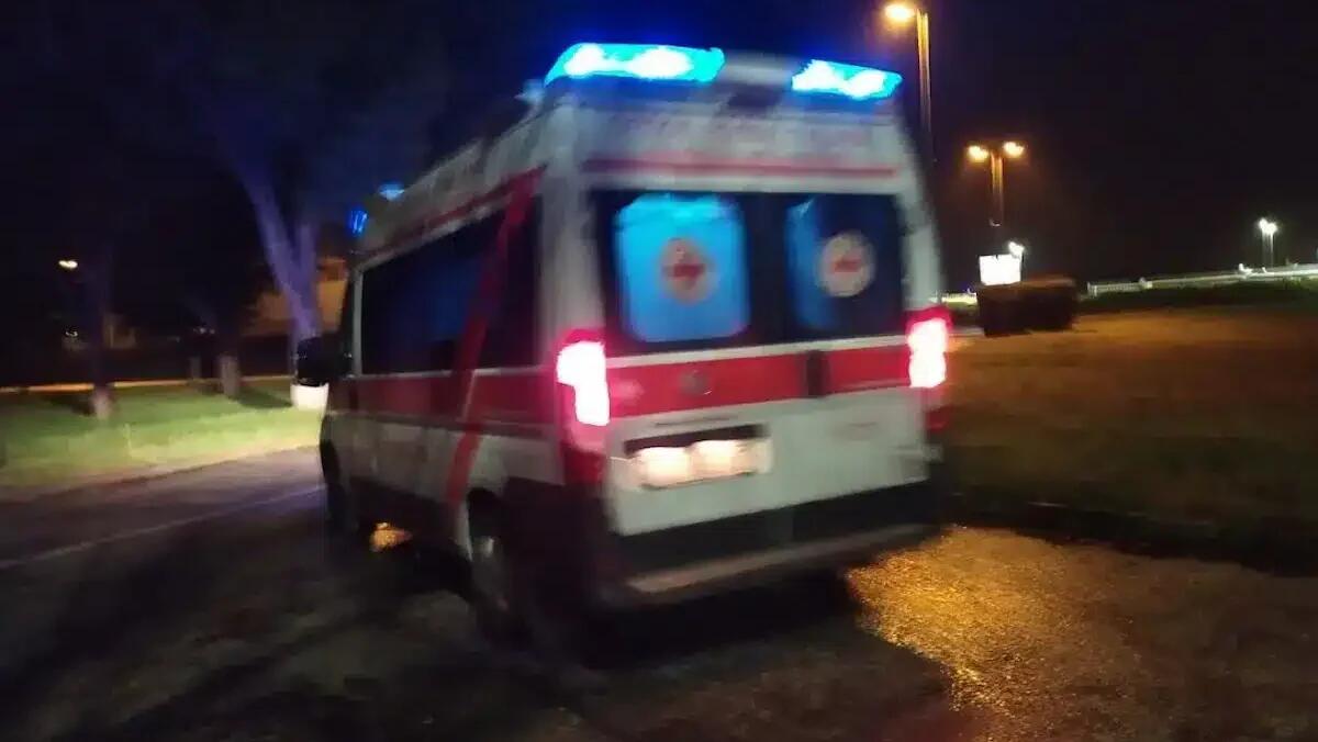 Schianto nella notte fra tre veicoli, sei persone coinvolte: uno dei feriti trasportato in ospedale - 