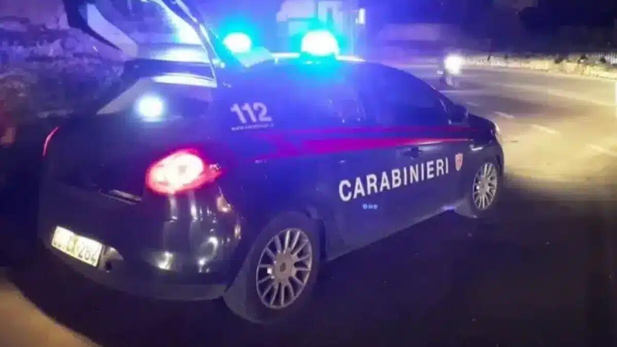 Ruba dai distributori di gettoni all'autolavaggio: titolare vede tutto in diretta, 34enne fermato - 