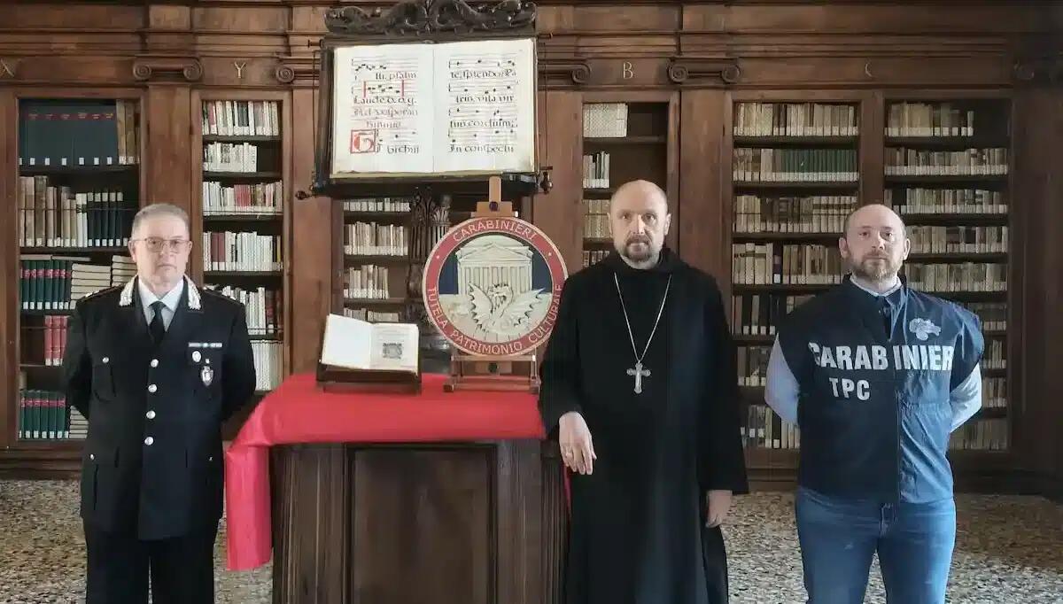 Carabinieri Nucleo Tutela del Patrimonio: prezioso volume del 1597 recuperato e restituito alla biblioteca - 