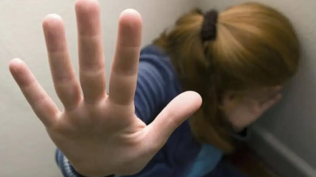 Entra nel bar dove lavora la moglie e le strappa l’intimo: pensava lo tradisse, clienti increduli - 