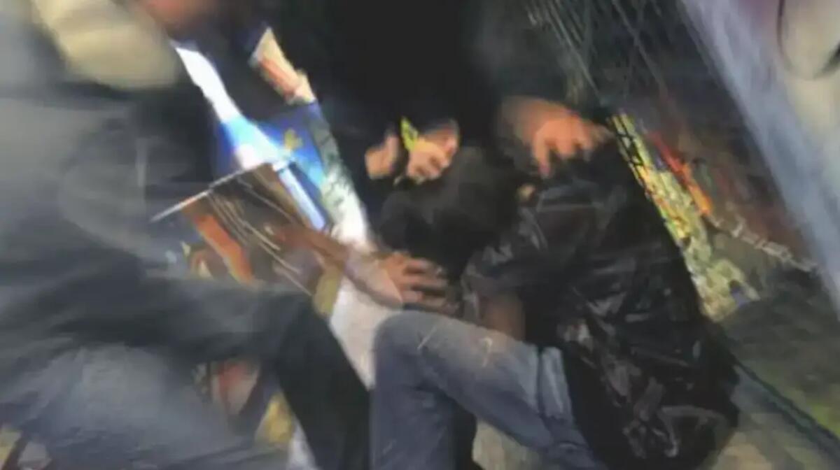 Far West in pieno centro: inseguimenti con machete e sangue tra le strade, aggrediti anche gli agenti - 