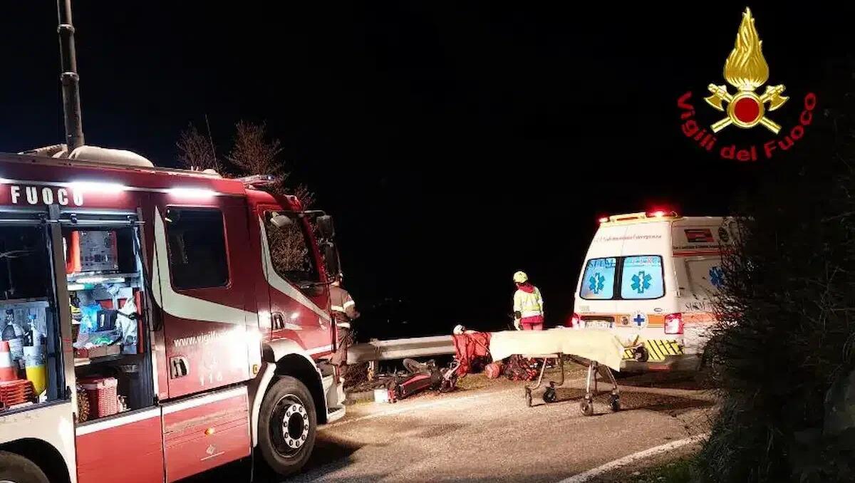 Sbanda con la moto, centra il guardrail e finisce la corsa in una scarpata: centauro miracolato - 