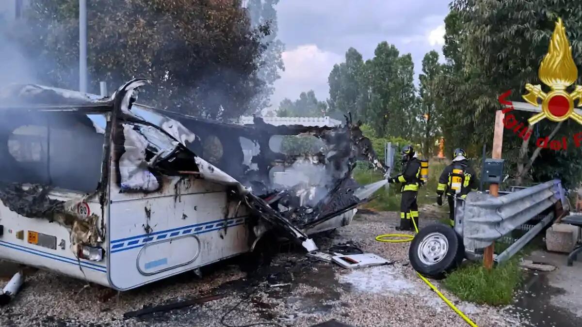 Roulotte avvolta dalle fiamme: veicolo totalmente distrutto, salvi gli altri mezzi. Tutte le immagini. - 