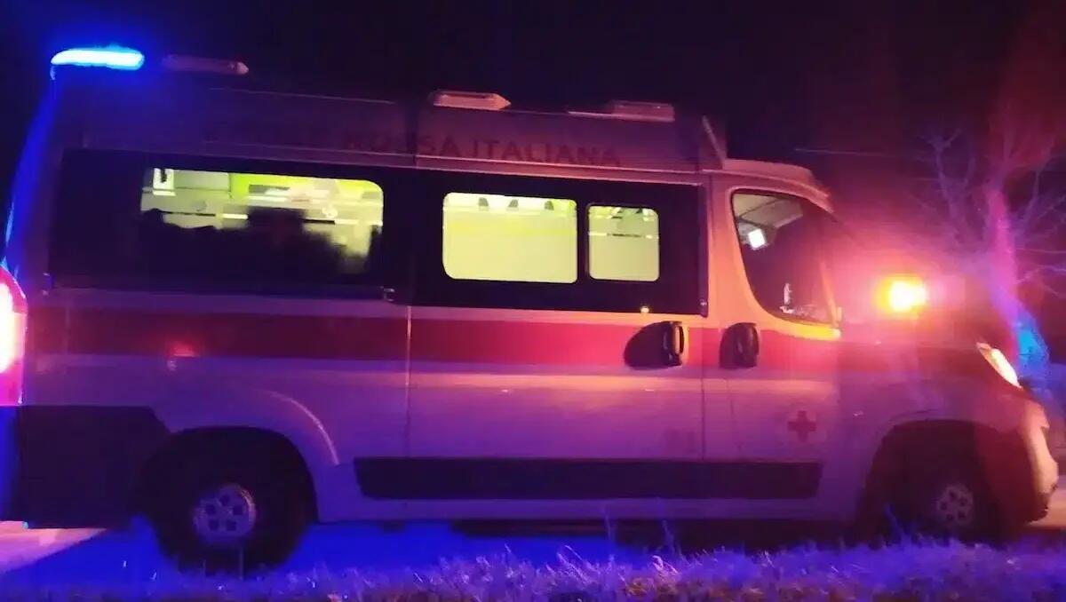 Paura nella notte, conducente perde il controllo dell’auto: si schianta in un campo - 