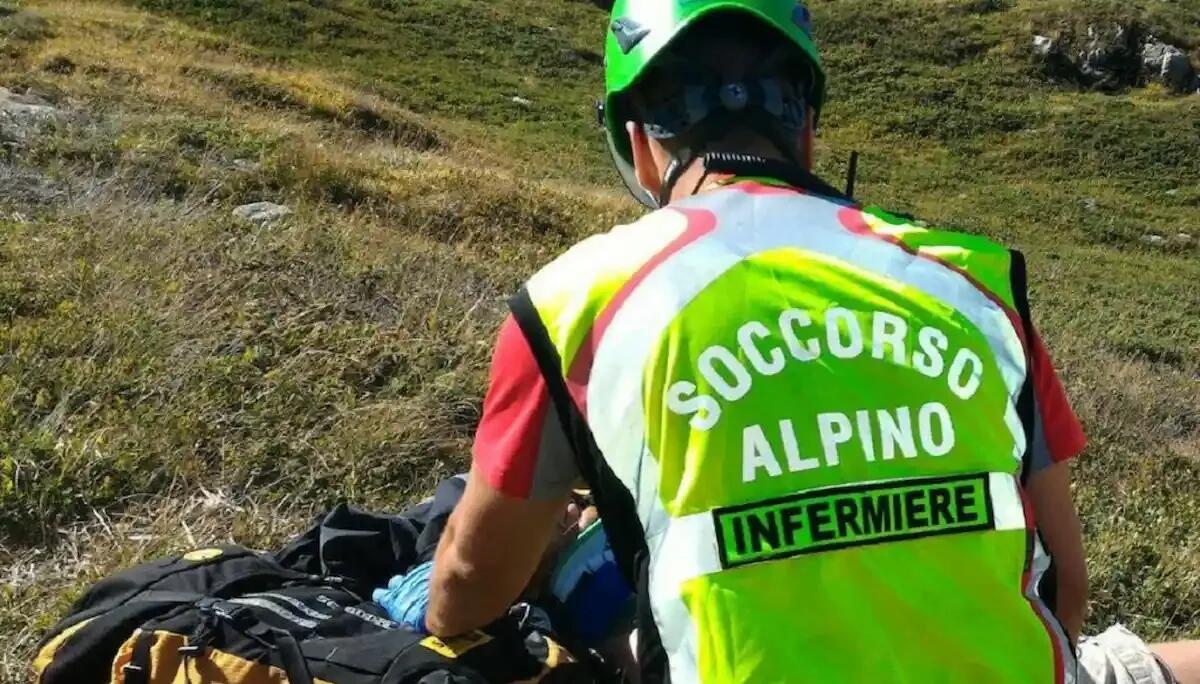 Cade dalla bici elettrica sul Sentiero delle Croci: donna austriaca accompagnata all'ospedale - 