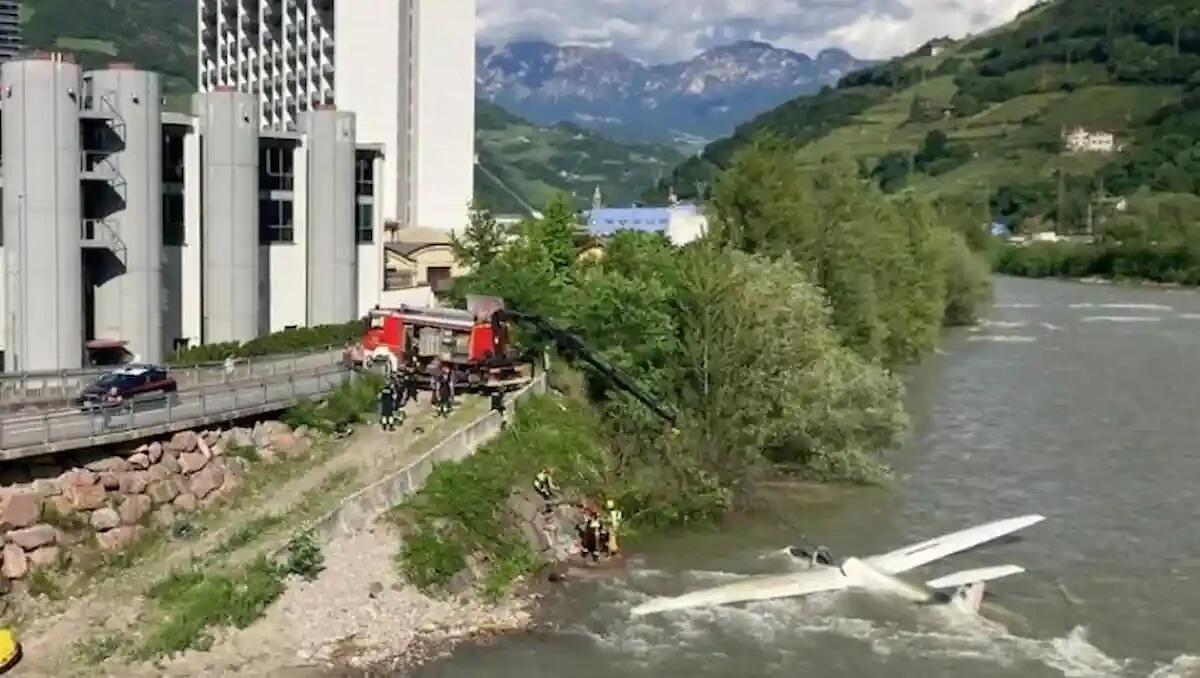 Sfiorata la tragedia, un aliante precipita vicino a pedoni e ciclisti: atterraggio nel fiume -