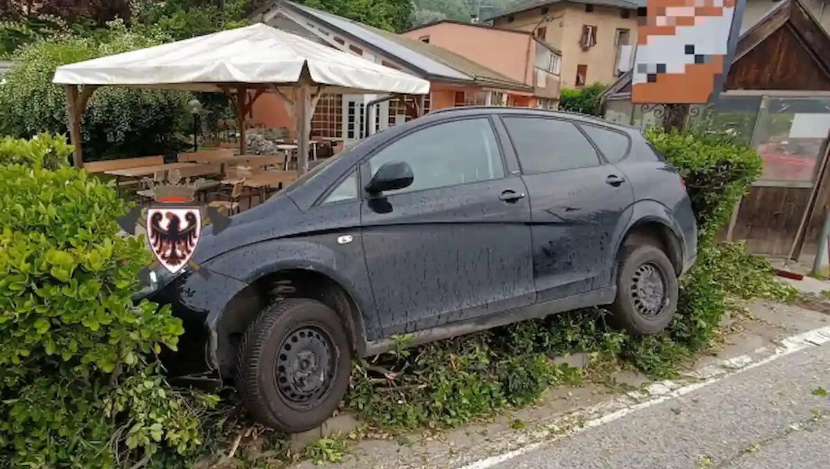 Auto fuori controllo: sfonda cinque metri di siepe prima di finire nel giardino di un ristorante - 