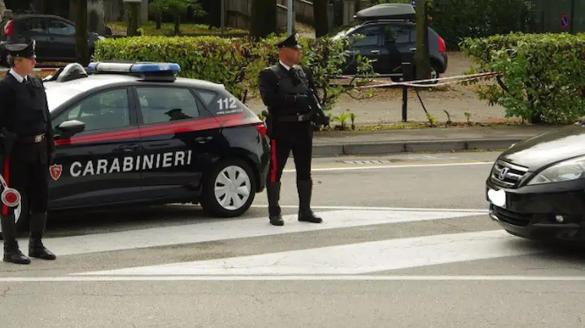 Doveva essere ai domiciliari, ma viene beccato armato in paese: aveva un coltello di 30 centimetri - 