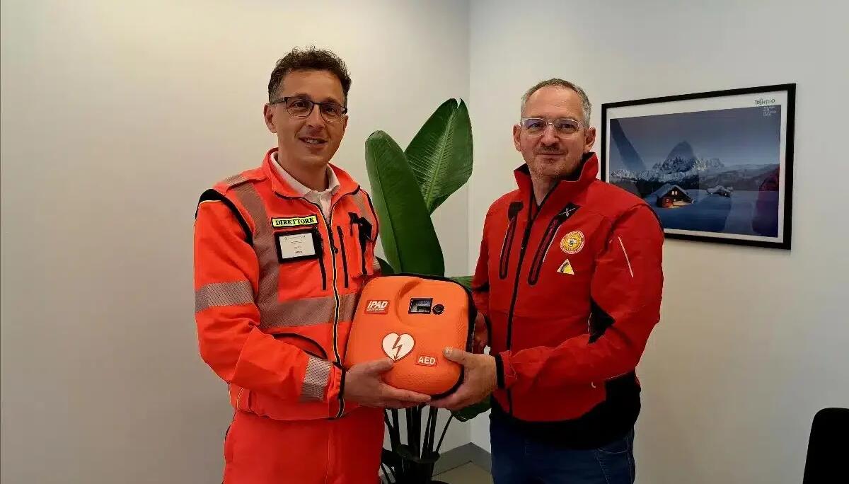 Soccorso Alpino Trentino, consegnati 31 nuovi defibrillatori per emergenze in montagna - 