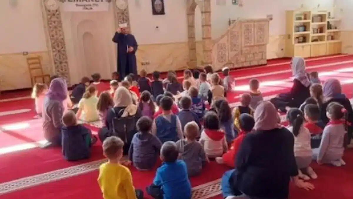 Bambini dell'asilo in gita in una moschea per pregare: scoppia la polemica. Le reazioni della politica. - 