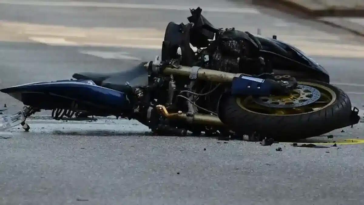 Due moto si scontrano all'incrocio: due centauri finiscono in ospedale - 