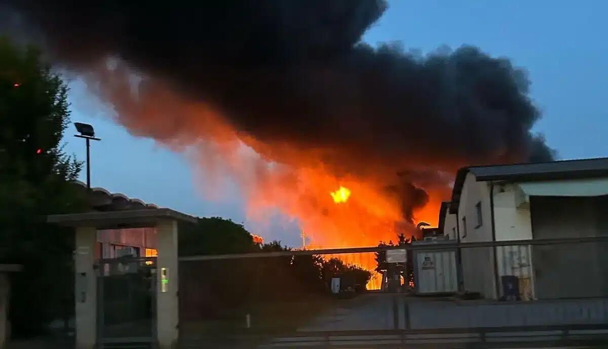 Devastante incendio al colorificio Vip: ingenti danni alla struttura - 