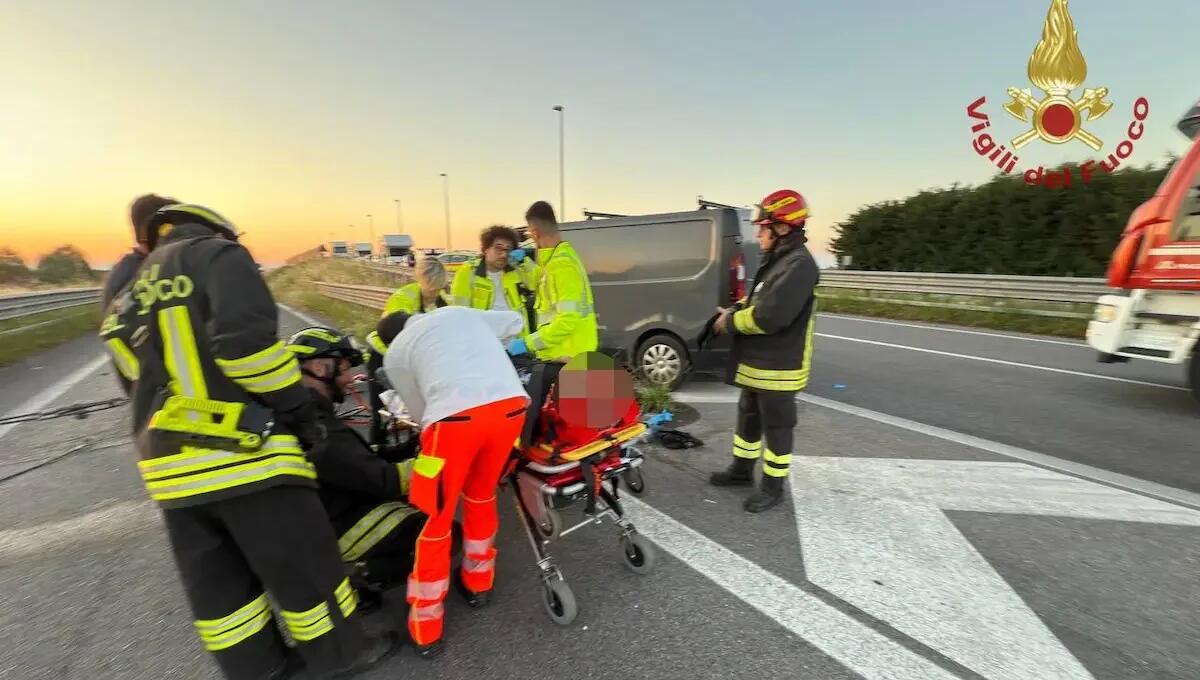 Furgone finisce fuori dalla carreggiata lungo la Strada dei Vivai: due feriti - 