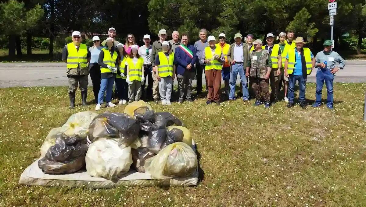 A Bibione raccolti oltre 2 quintali di rifiuti con il progetto "Puliamo il Bacino 2025" - 