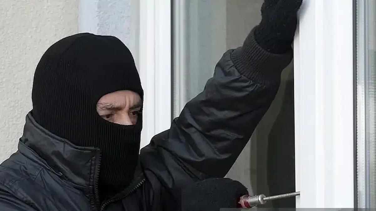 Ondata di furti nelle abitazioni, i ladri agiscono di notte: case svaligiate e messe a soqquadro - 